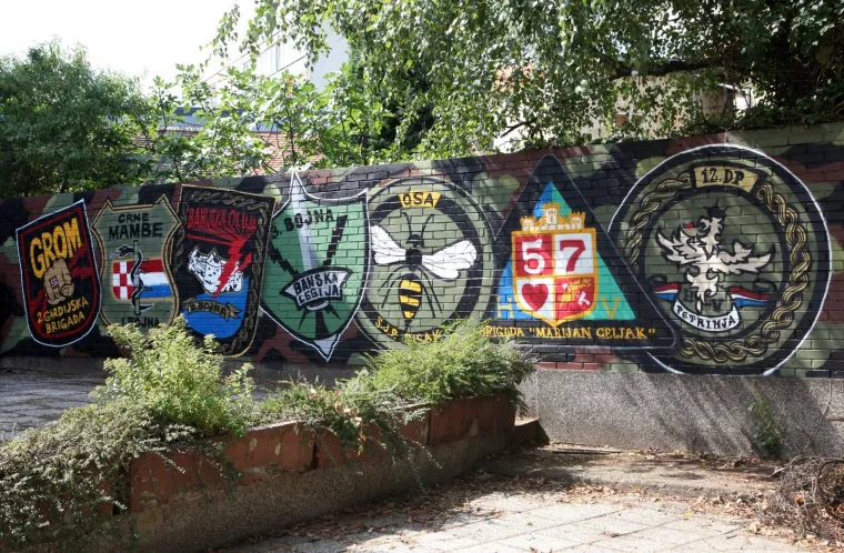 Leo Pavičić, autor ideje, uz pomoć članova Bad Blue Boysa, te uz odobrenje grada Petrinje, napravio je veliki mural u čast Oluje i svih poginulih. Podršku su došli dati klubovi iz Zagreba, Siska, Sesveta i Petrinje