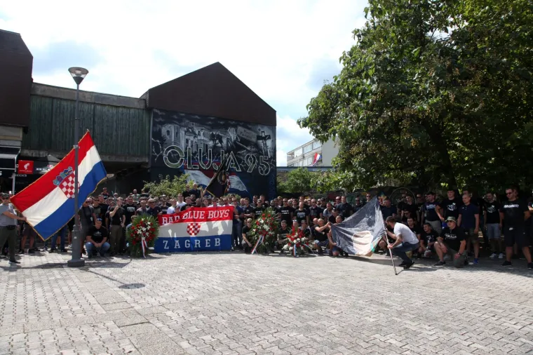 Leo Pavičić, autor ideje, uz pomoć članova Bad Blue Boysa, te uz odobrenje grada Petrinje, napravio je veliki mural u čast Oluje i svih poginulih. Podršku su došli dati klubovi iz Zagreba, Siska, Sesveta i Petrinje