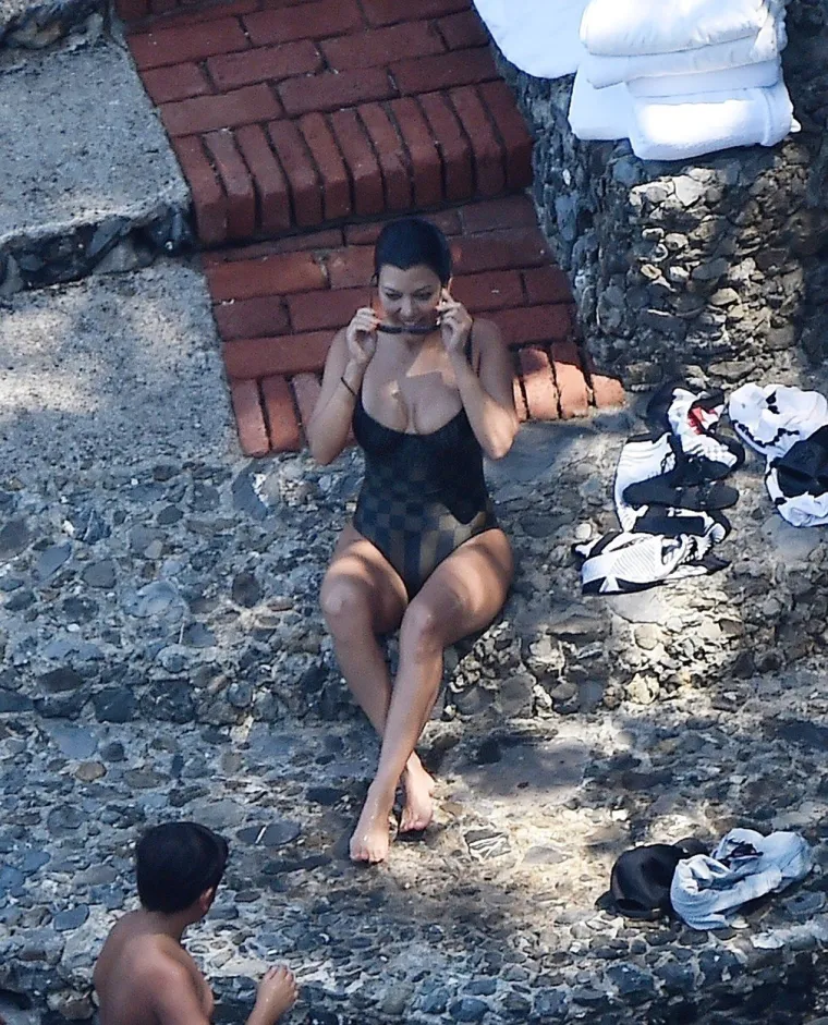 INTERNET PASE OČI: Kourtney Kardashian u vrućem badiću pokazala bujno poprsje
