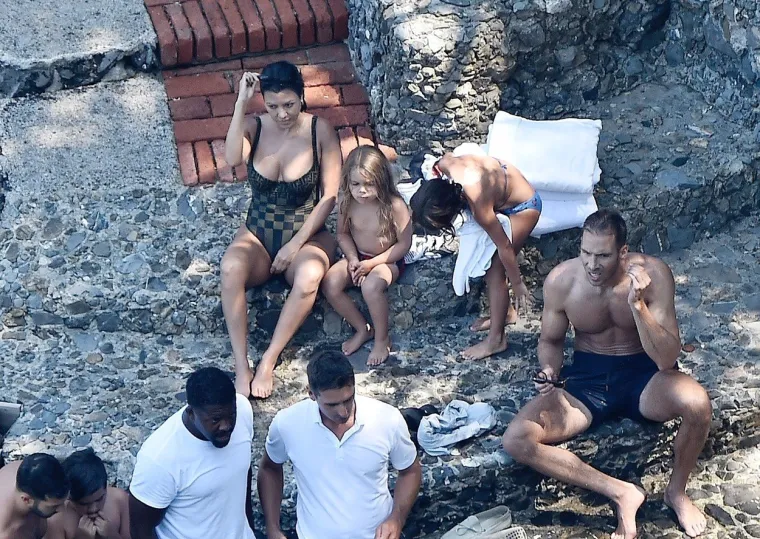 INTERNET PASE OČI: Kourtney Kardashian u vrućem badiću pokazala bujno poprsje