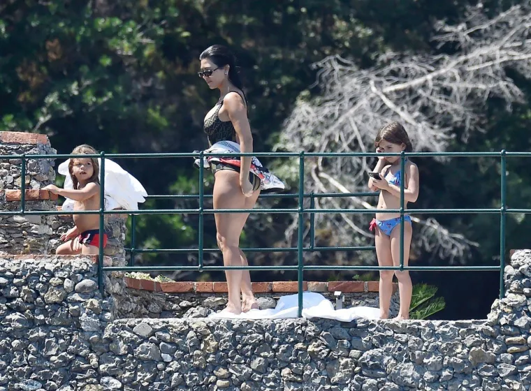 INTERNET PASE OČI: Kourtney Kardashian u vrućem badiću pokazala bujno poprsje