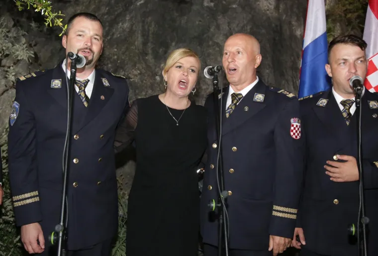 Razgaljena i emotivna Kolinda Grabar-Kitarović na proslavi u Kninu