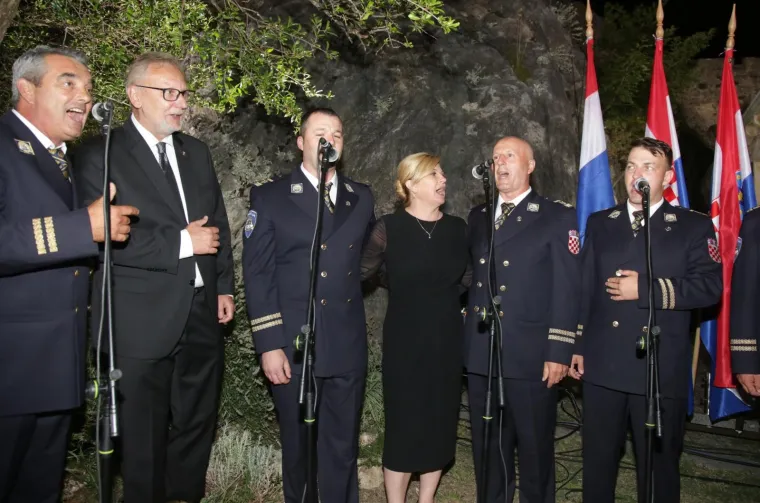 Razgaljena i emotivna Kolinda Grabar-Kitarović na proslavi u Kninu