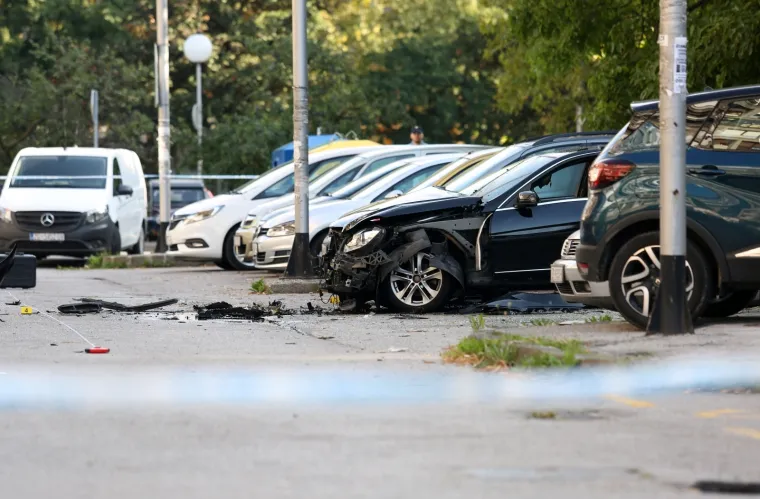 Na mjestu za invalide: Na parkirali&scaron;tu u Dugavama eksplodirao Mercedes