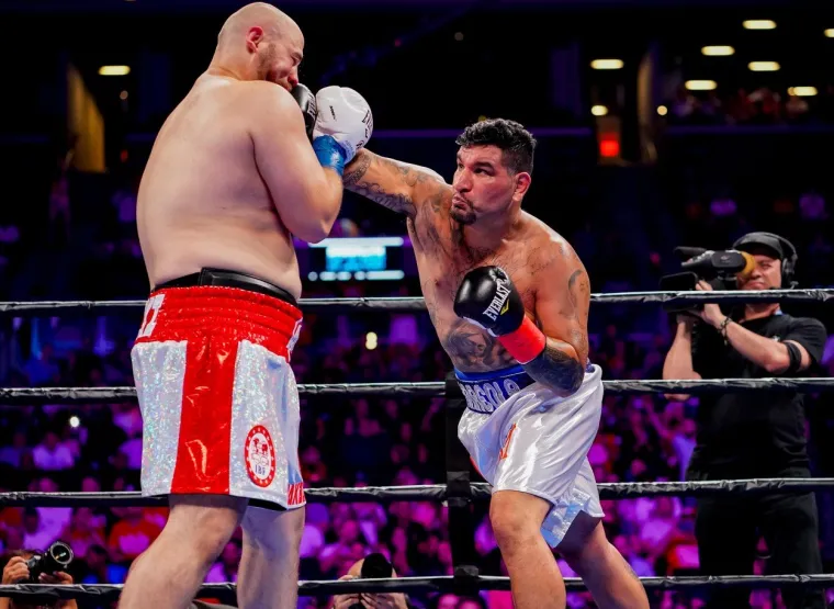 Veliki poljski teškaški potencijal Adam Kownacki (30, 20-0, 16 nokauta) još je jednom pokazao zašto ga mnogi vide kao buduću teškašku zvijezdu, pa čak i budućeg svjetskog prvaka. On je nastavio svoju impresivnu pobjedničku seriju i  nadboksao legendarnog Chrisa Arreolu, a njih dvojica uputili su najviše udaraca u povijesti teške kategorije boksa, odnosno otkako se koristi CompuBox tehnologija za mjerenje istih.