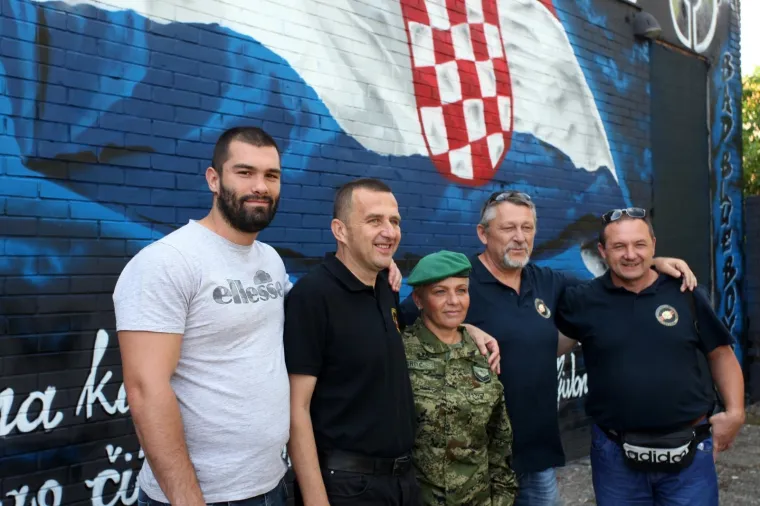 Dugogodišnji pripadnik Bad Blue Boysa Leo Pavičić, autor ideje, uz pomoc članova Bad Blue Boys, skupio je sredstva te uz odobrenje grada Petrinje, napravio veliki mural u čast Oluje i svih poginulih. Podršku su došli dati klubovi iz Zagreba, Siska, Sesveta i Petrinje te su mimohodom kroz ulice Petrinje uz predstavnike udruga Branitelja pozdravili gradjane Petrinje…