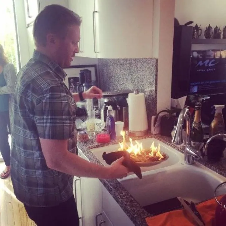 NJIMA TREBA ZABRANITI ULAZAK U KUHINJU: Srećom da postoji dostava, u suprotnom bi umrli od gladi