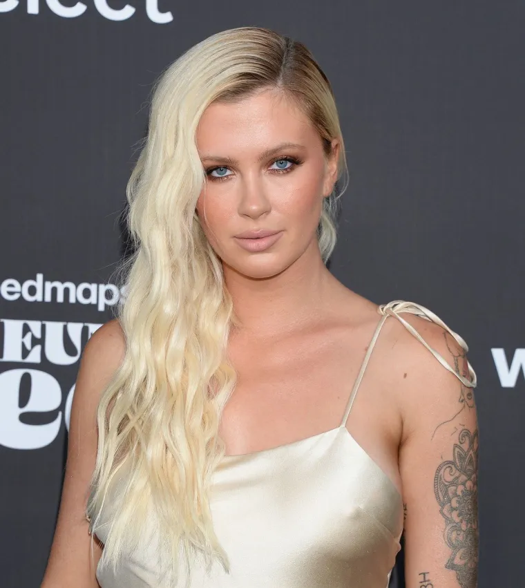 MALO JE TOGA OSTAVILA MA&Scaron;TI: Seksi plavu&scaron;a privlačila poglede u haljini bez grudnjaka i s opasno visokim prorezom