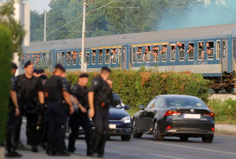 Svi su trebali biti odjeveni u crne majice, nije bilo bitno hoće li netko doputovati u Zagreb u vlastitom aranžmanu ili vlakom, morao je slu&scaron;ati &lsquo;naredbe&rsquo; vođe skupine i doći u "crnini" na gostovanje u Zagreb. Inače, "crninu" na utakmicama na ovim navijačkim prostorima možda i prvi su počeli nositi zagrebački Bad Blue Boysi,Tako da je ideja ultrasa iz grupe "Green Monsters" sastavni dio izgleda grupe BBB već godinama unazad.