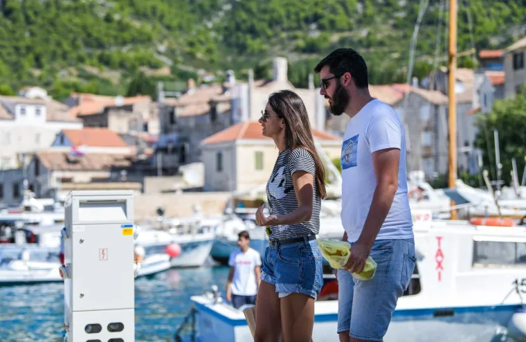 LJETNI ODMOR NA VISU: Mate Rimac i Katarina Lovrić uhvaćeni u šetnji Komižom