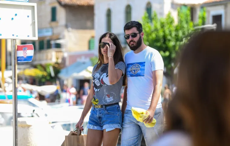 LJETNI ODMOR NA VISU: Mate Rimac i Katarina Lovrić uhvaćeni u šetnji Komižom