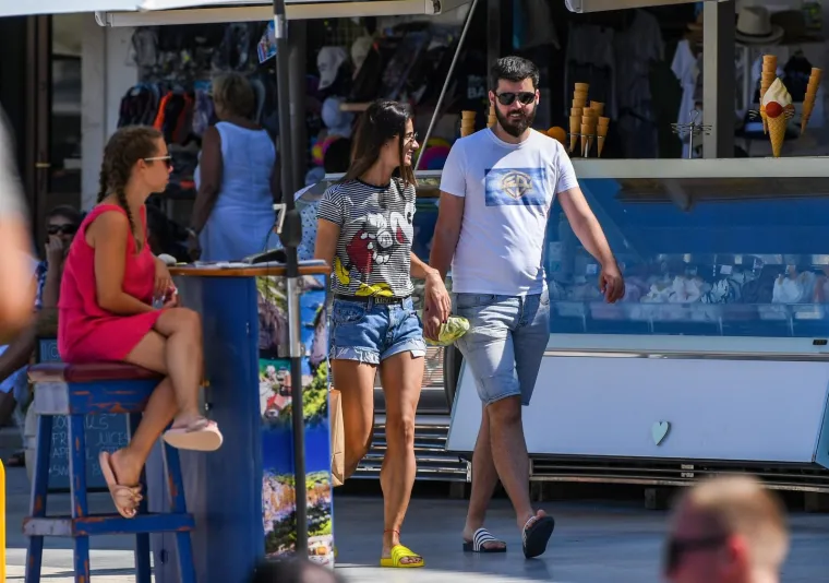 LJETNI ODMOR NA VISU: Mate Rimac i Katarina Lovrić uhvaćeni u šetnji Komižom