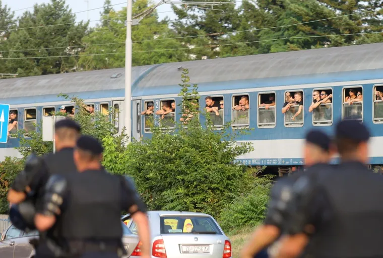 Zagreb - Dolazak navijača nogometnog kluba Ferencvaro&scaron; na željezničku postaju Maksimir na nogometnu utakmicu 3. pretkola UEFA Lige prvaka, GNK Dinamo - Ferencvarosi TC. Photo: Borna Filic/PIXSELL