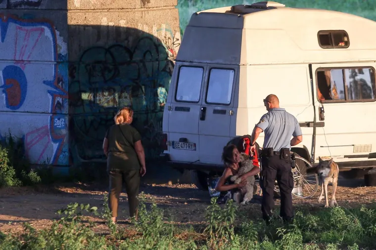 Tragedija: Iz kampera pas skočio kroz prozor i zadavio se na uzici