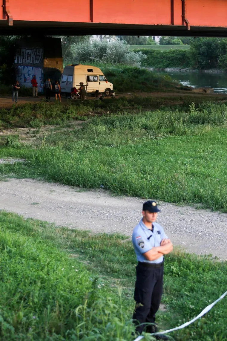 Tragedija: Iz kampera pas skočio kroz prozor i zadavio se na uzici