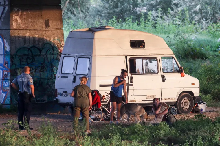 Tragedija: Iz kampera pas skočio kroz prozor i zadavio se na uzici