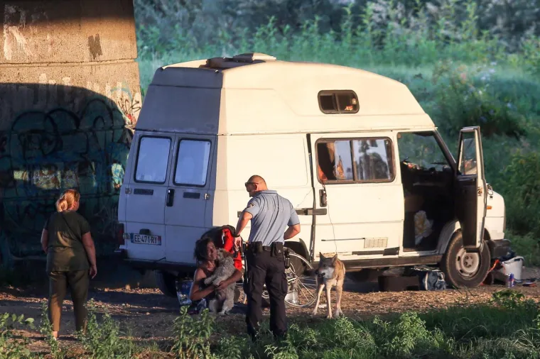 Tragedija: Iz kampera pas skočio kroz prozor i zadavio se na uzici