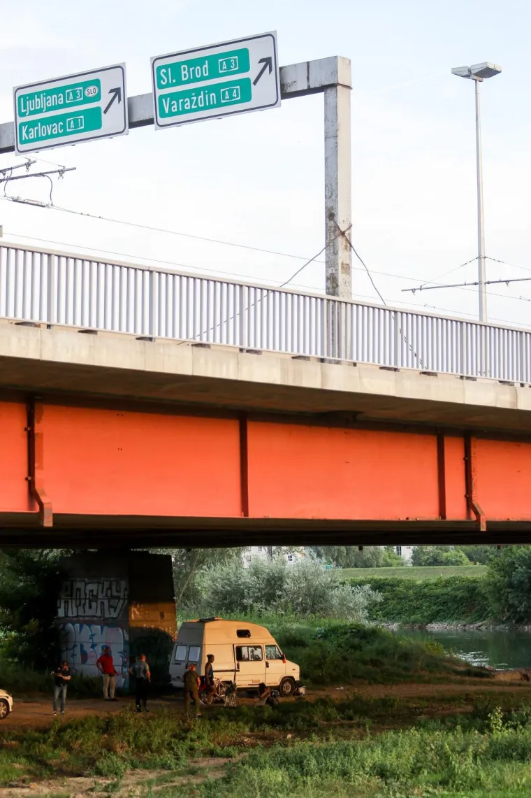 Tragedija: Iz kampera pas skočio kroz prozor i zadavio se na uzici