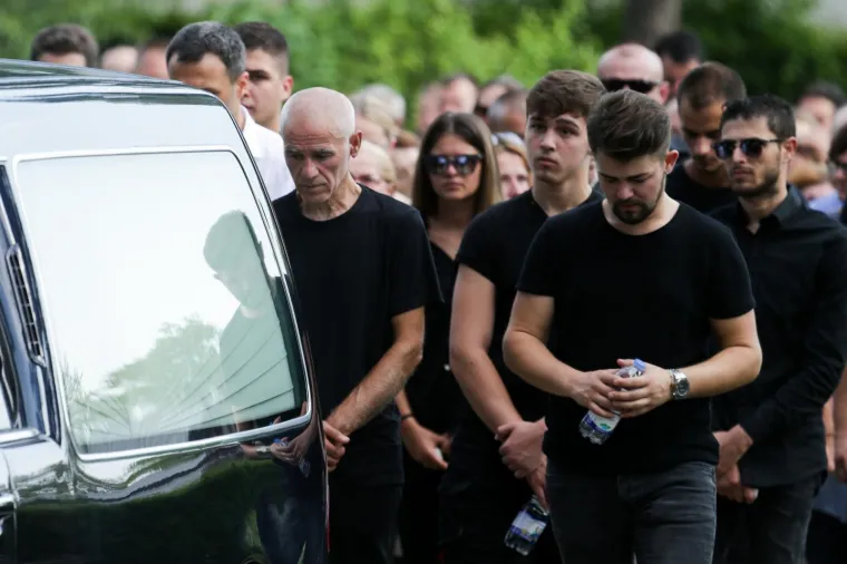 Velika tuga na ispraćaju žrtava ubojice s Kajzerice: Josipa i Paulo pokopani su u bijelim lijesovima