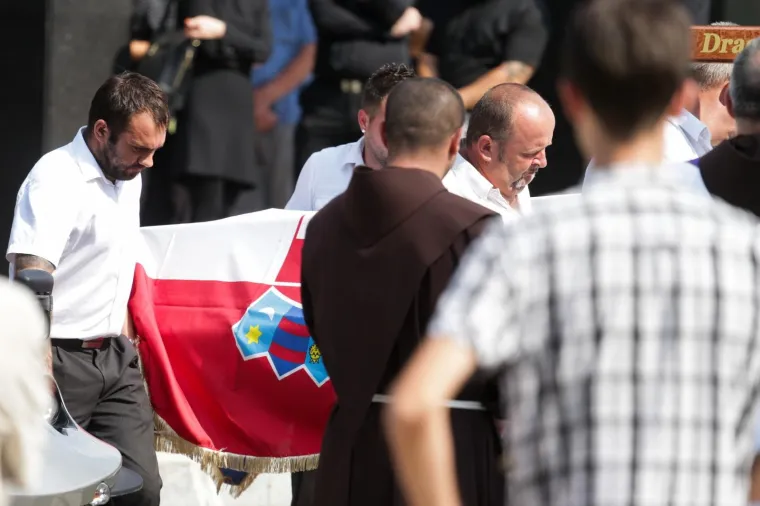 Velika tuga na ispraćaju žrtava ubojice s Kajzerice: Josipa i Paulo pokopani su u bijelim lijesovima