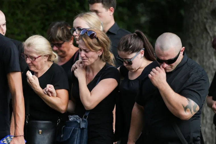 Velika tuga na ispraćaju žrtava ubojice s Kajzerice: Josipa i Paulo pokopani su u bijelim lijesovima