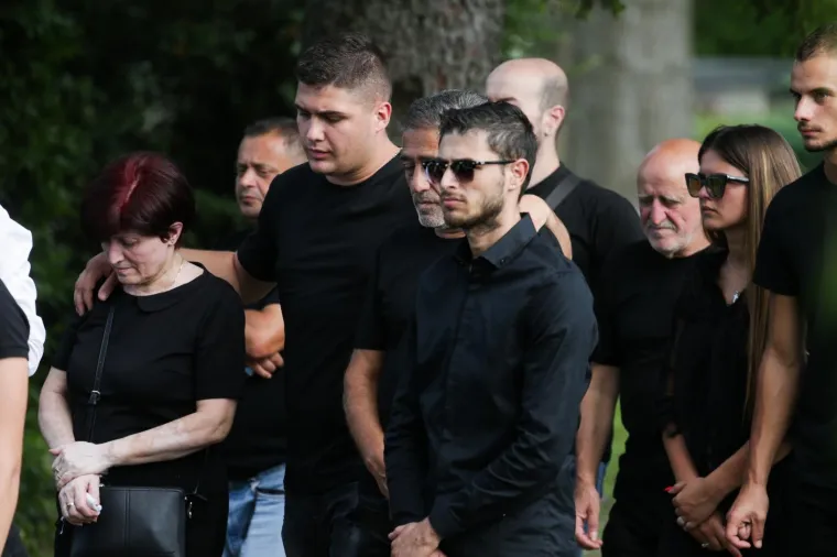 Velika tuga na ispraćaju žrtava ubojice s Kajzerice: Josipa i Paulo pokopani su u bijelim lijesovima