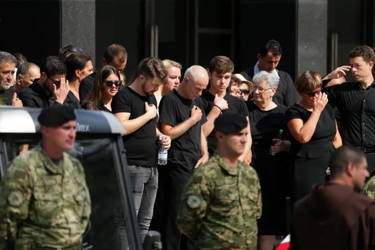 Velika tuga na ispraćaju žrtava ubojice s Kajzerice: Josipa i Paulo pokopani su u bijelim lijesovima