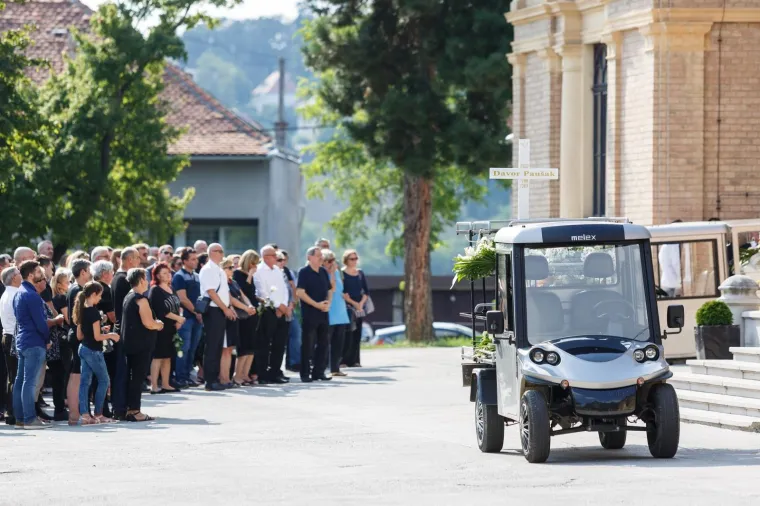 Velika tuga na ispraćaju žrtava ubojice s Kajzerice: Josipa i Paulo pokopani su u bijelim lijesovima