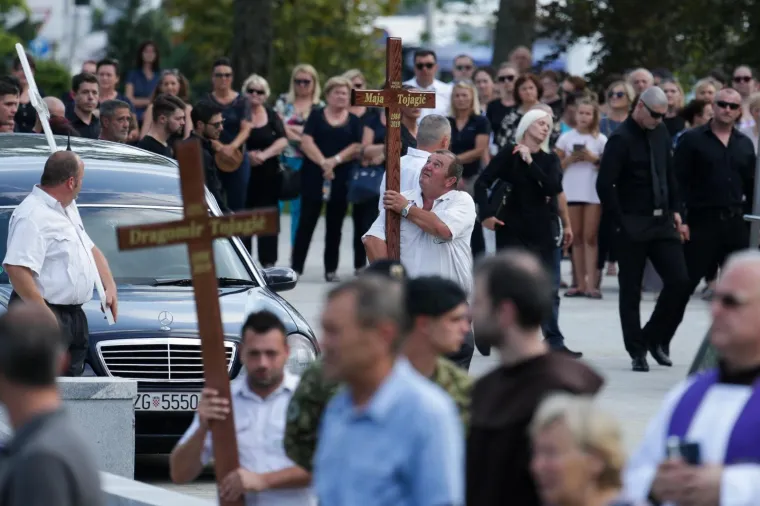 Velika tuga na ispraćaju žrtava ubojice s Kajzerice: Josipa i Paulo pokopani su u bijelim lijesovima