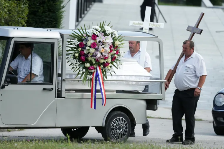 Velika tuga na ispraćaju žrtava ubojice s Kajzerice: Josipa i Paulo pokopani su u bijelim lijesovima