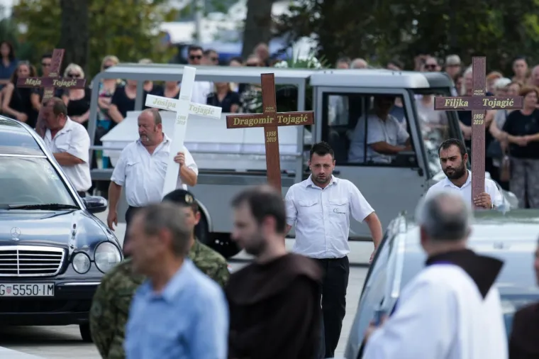 Velika tuga na ispraćaju žrtava ubojice s Kajzerice: Josipa i Paulo pokopani su u bijelim lijesovima