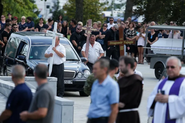 Velika tuga na ispraćaju žrtava ubojice s Kajzerice: Josipa i Paulo pokopani su u bijelim lijesovima