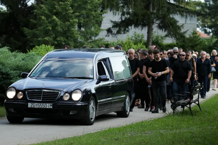 Velika tuga na ispraćaju žrtava ubojice s Kajzerice: Josipa i Paulo pokopani su u bijelim lijesovima
