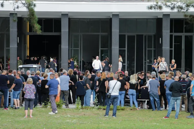 Velika tuga na ispraćaju žrtava ubojice s Kajzerice: Josipa i Paulo pokopani su u bijelim lijesovima