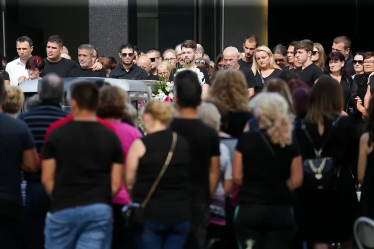 Velika tuga na ispraćaju žrtava ubojice s Kajzerice: Josipa i Paulo pokopani su u bijelim lijesovima