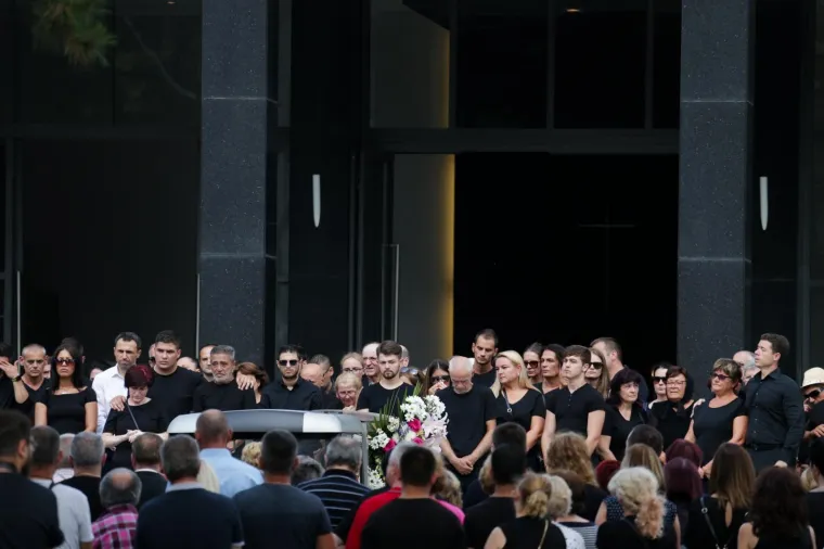 Velika tuga na ispraćaju žrtava ubojice s Kajzerice: Josipa i Paulo pokopani su u bijelim lijesovima