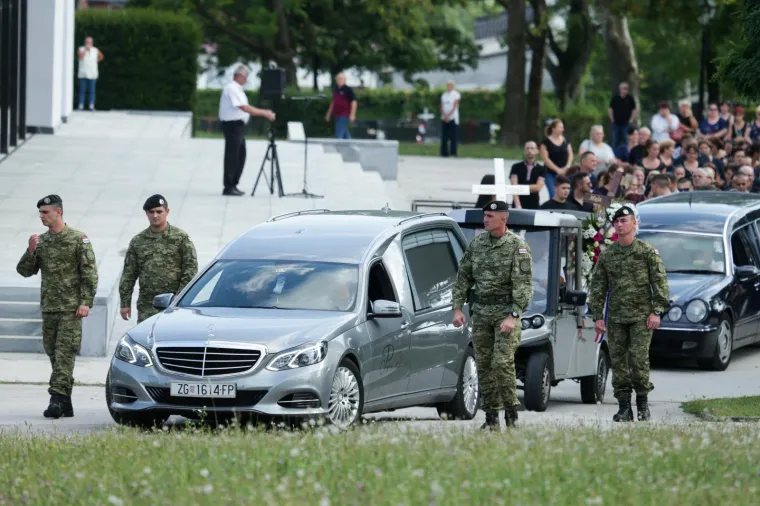 Velika tuga na ispraćaju žrtava ubojice s Kajzerice: Josipa i Paulo pokopani su u bijelim lijesovima