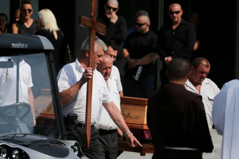 Velika tuga na ispraćaju žrtava ubojice s Kajzerice: Josipa i Paulo pokopani su u bijelim lijesovima