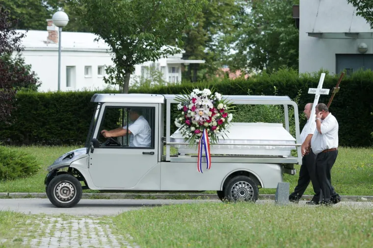 Velika tuga na ispraćaju žrtava ubojice s Kajzerice: Josipa i Paulo pokopani su u bijelim lijesovima