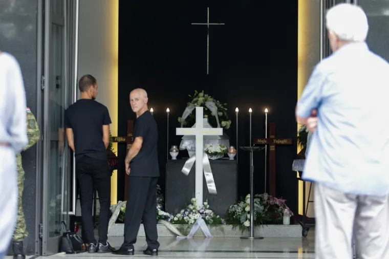 Velika tuga na ispraćaju žrtava ubojice s Kajzerice: Josipa i Paulo pokopani su u bijelim lijesovima