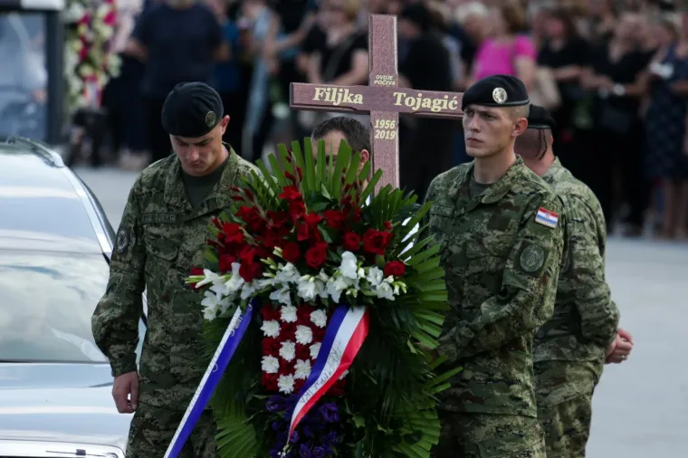 Velika tuga na ispraćaju žrtava ubojice s Kajzerice: Josipa i Paulo pokopani su u bijelim lijesovima