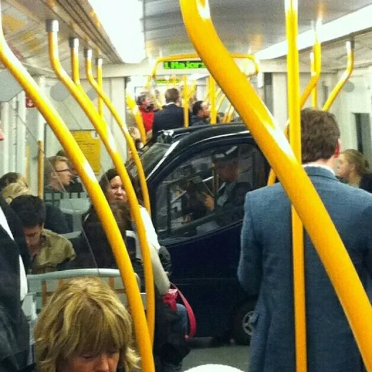 U JAVNOM PRIJEVOZU NIKAD DOSADNO: Putnici potajno fotkali najveće čudake koje su sreli, ali jo&scaron; su jači ljudi pored