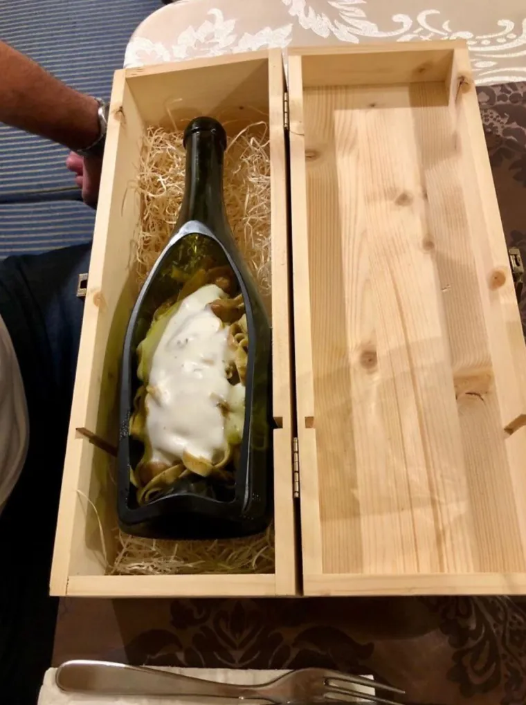 'Porciju svinjskih ražnjića u pisoaru, molim': 25 toliko kreativno posluženih jela da smo izgubili apetit