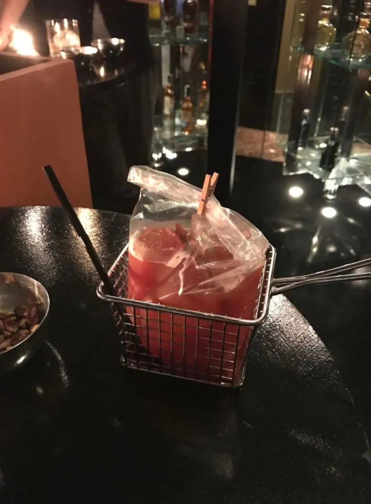 'Porciju svinjskih ražnjića u pisoaru, molim': 25 toliko kreativno posluženih jela da smo izgubili apetit