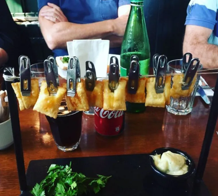 'Porciju svinjskih ražnjića u pisoaru, molim': 25 toliko kreativno posluženih jela da smo izgubili apetit