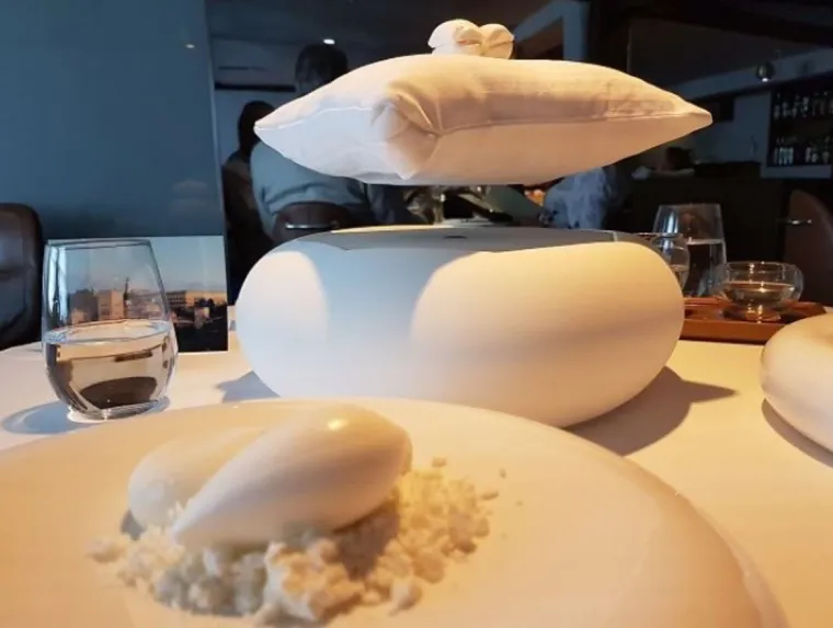 'Porciju svinjskih ražnjića u pisoaru, molim': 25 toliko kreativno posluženih jela da smo izgubili apetit