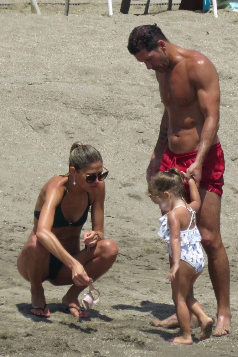 Diego Simeone i njegova supruga Carolina Baldini snimljeni su od strane paparrazza u Marbelli na Ibizi, za vrijeme godišnjeg odmora.