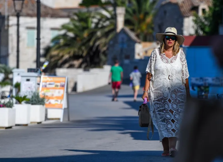 TODORIĆEVA KĆI KRSTARI S ANOM BUČEVIĆ, OPTUŽENOM ZA NADRILIJEČNI&Scaron;TVO: Pro&scaron;etala Visom u prozirnoj haljini