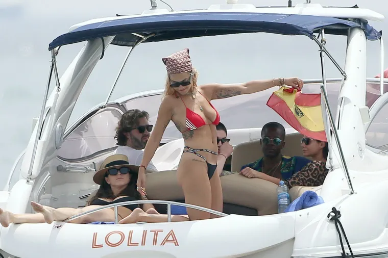 Rita Ora, danas popularna pjevačica u Velikoj Britaniji, odselila se s obitelji iz Prištine 1991. godine.