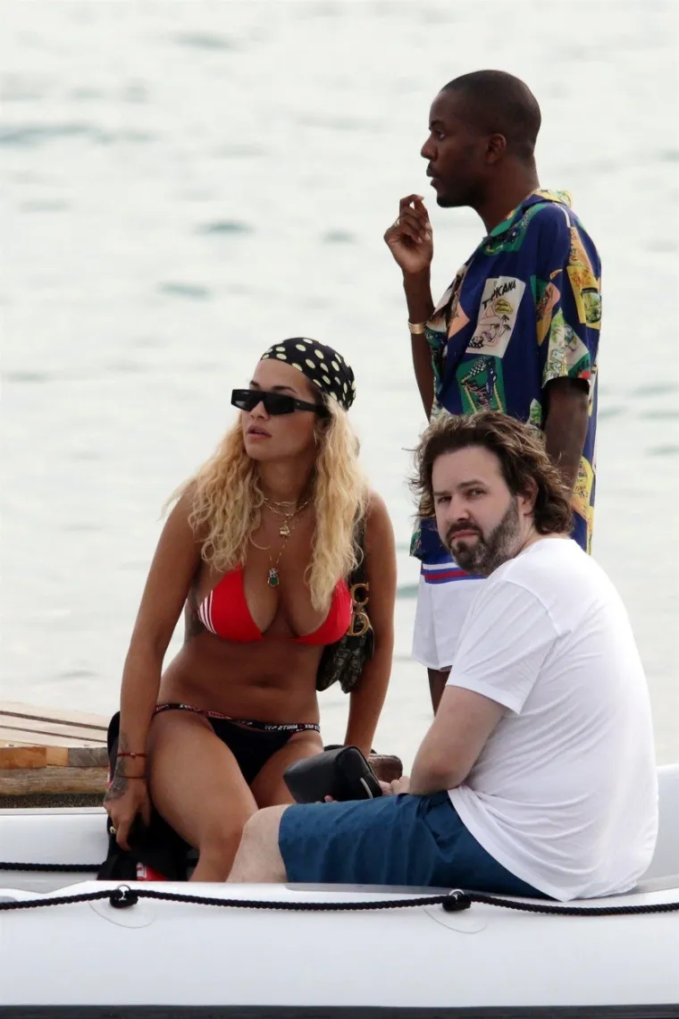 KOSOVSKA PJEVAČICA UHVAĆENA U NEZGODNOJ POZI: Rita Ora na odmoru zaboravila na paparazze